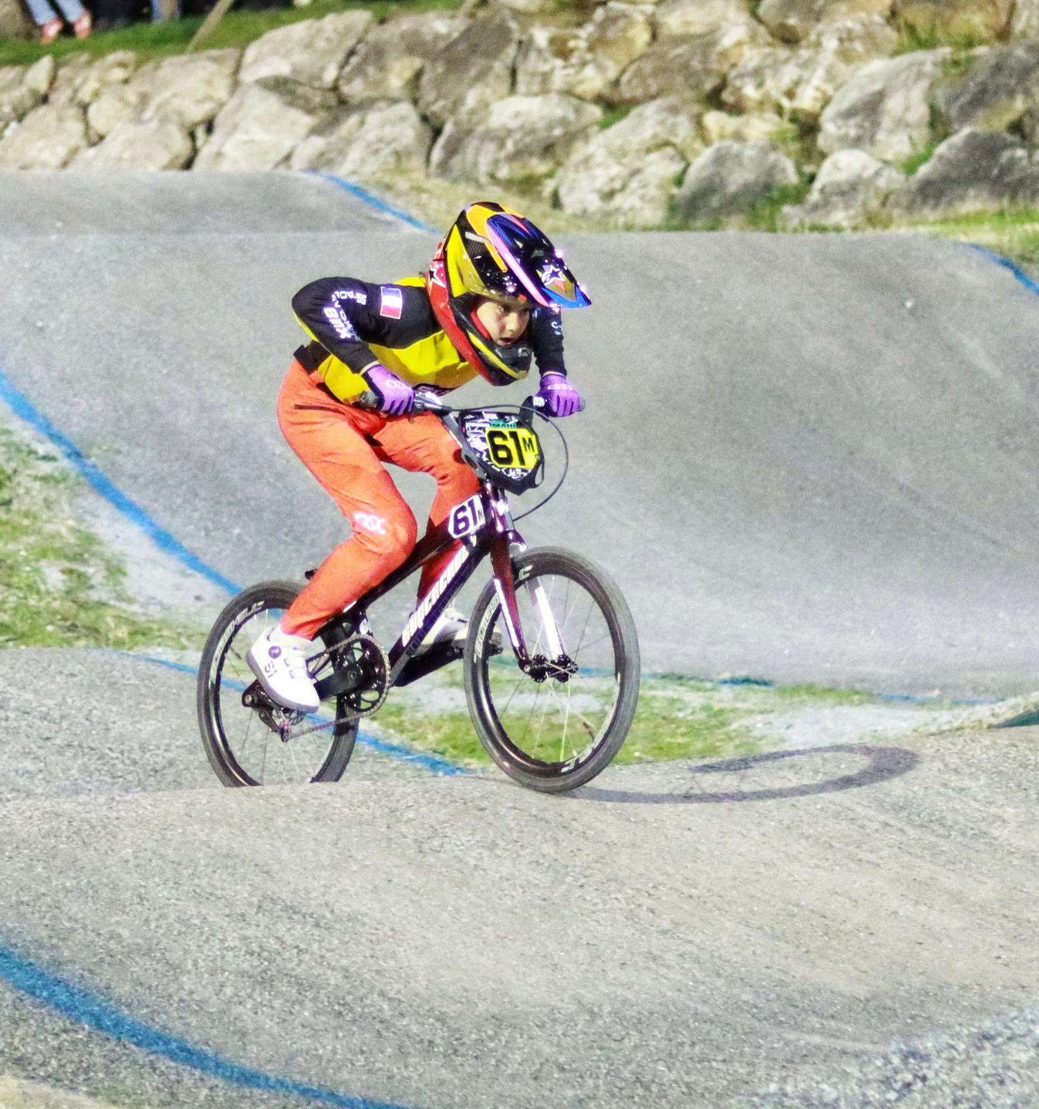 Kéoni en action sur la pump track