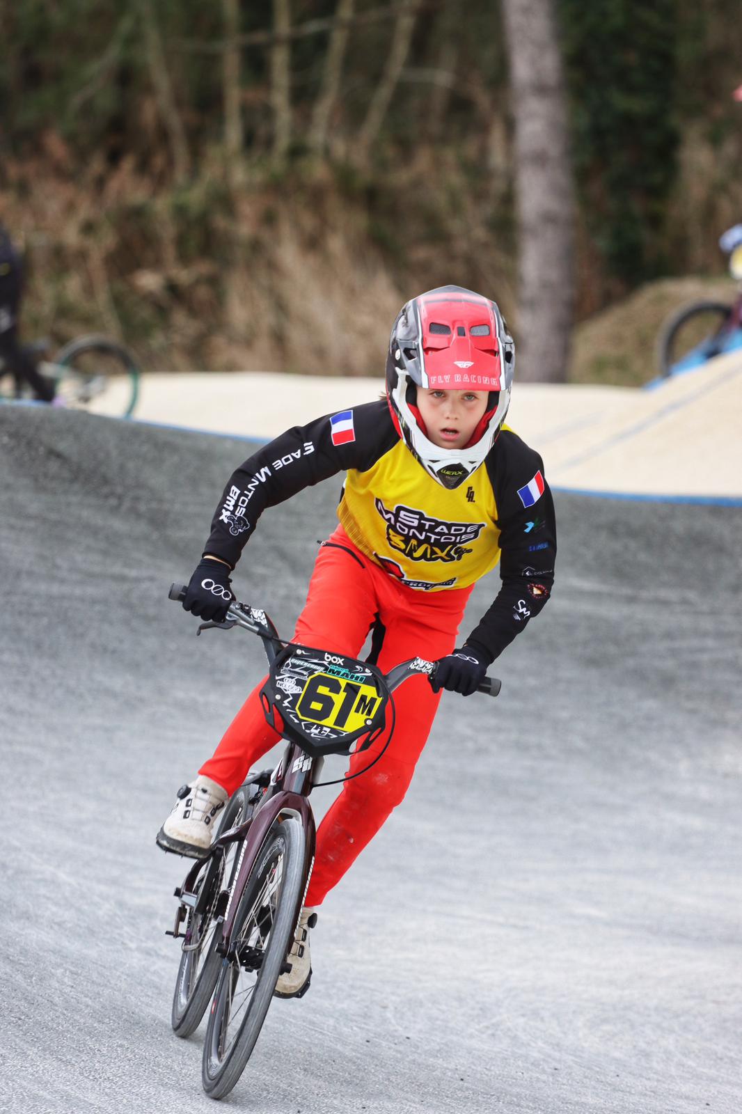 Kéoni casque rouge en virage