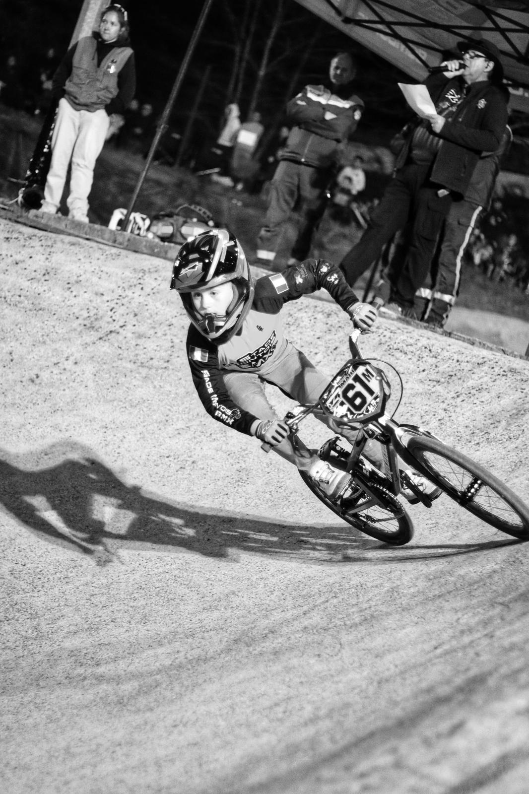 Kéoni MAHI en virage sur piste BMX